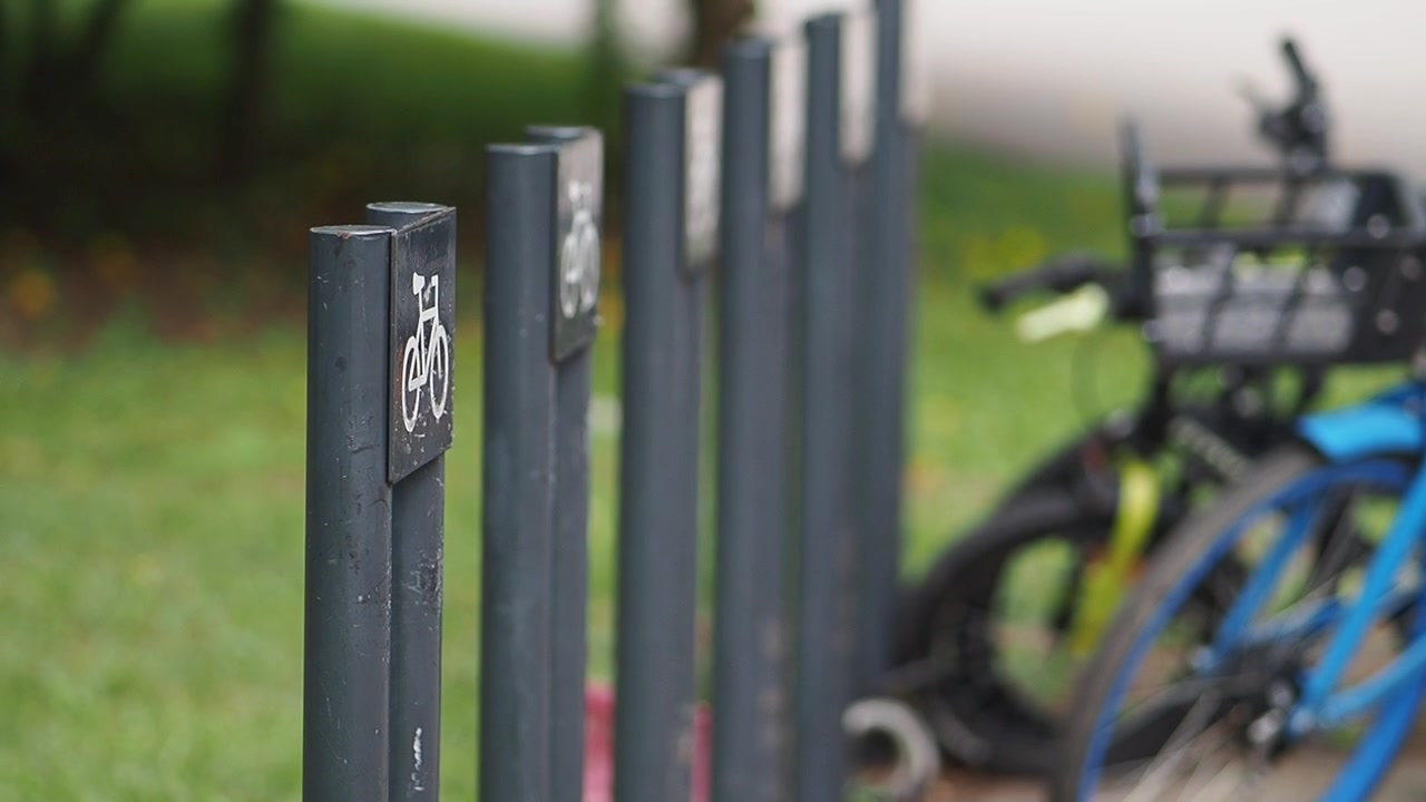 Rastrelliera vuota per biciclette in un parco urbano