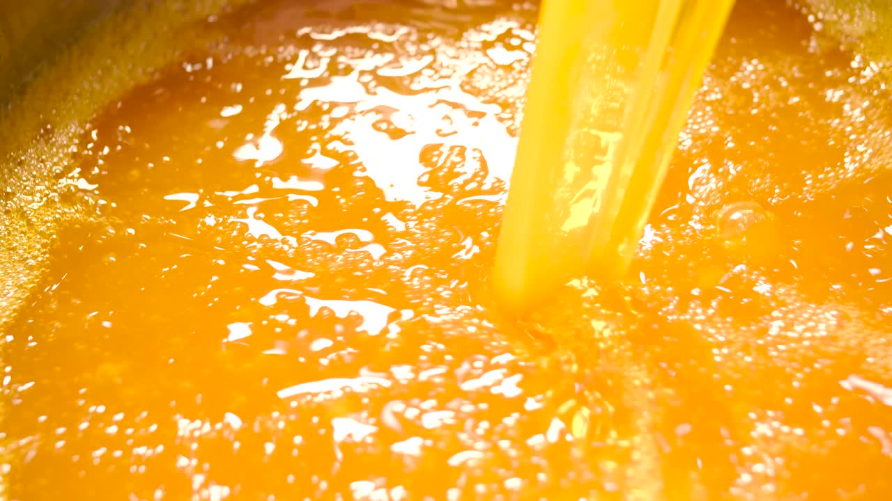 Versare il succo d'arancia
