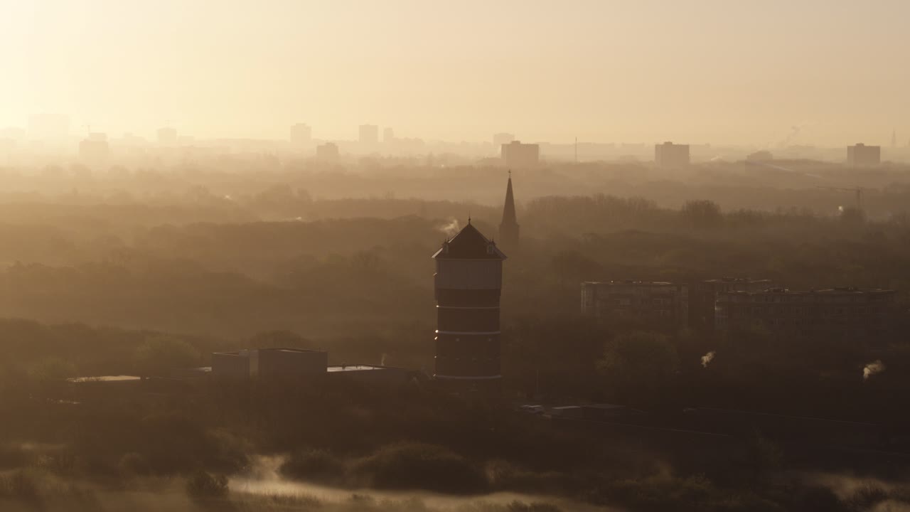 물탑과 함께 안개 도시 해가 뜨는