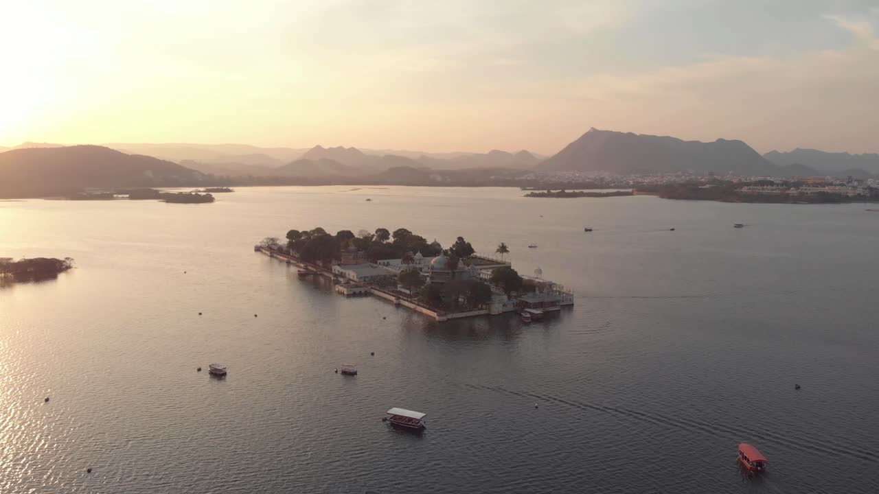 imágenes aéreas de drones de 4k del palacio del lago taj en el lago pichola durante la puesta de sol cerca de la ciudad de udaipur, india