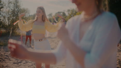 hermosa mujer joven tocando música cerca de amigos