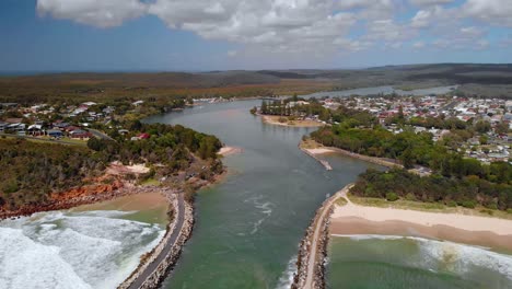 vista aérea lejos del pueblo de evans head, día soleado - reversa, disparo de drones