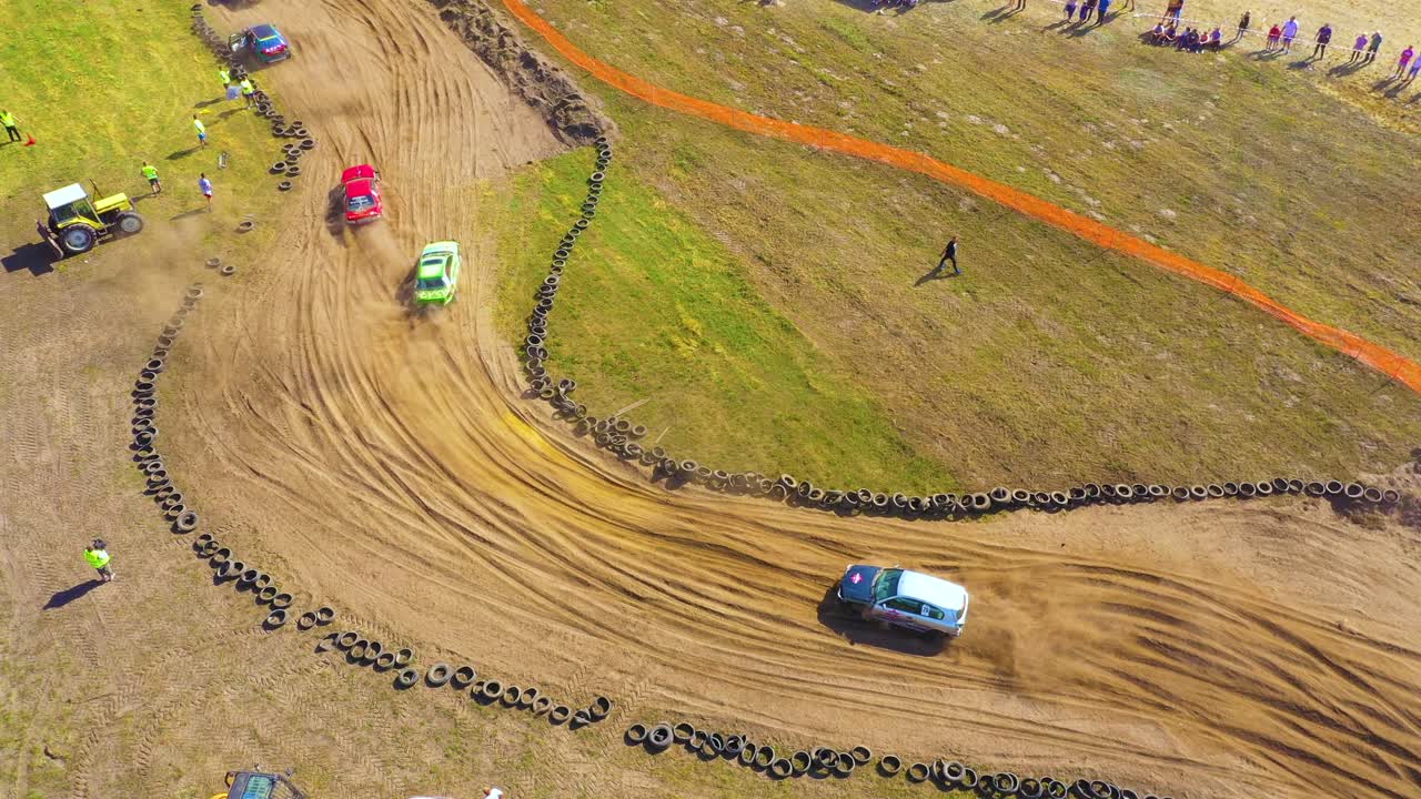 여름 마른 비포장 도로