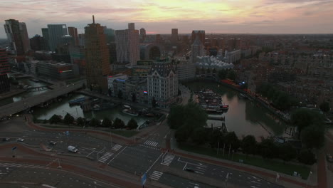 escena aérea nocturna de rotterdam en los países bajos