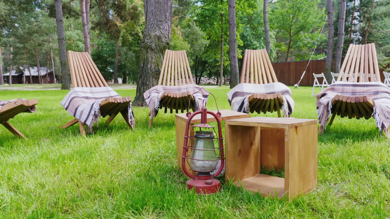 리조트 hd 비디오에서 휴식을 취할 수 있는 녹색 잔디밭에 양탄자가 깔린 여러 개의 나무 일광욕용 침대