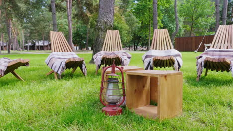 varias tumbonas de madera con alfombras en un césped verde un lugar para relajarse en el complejo video hd