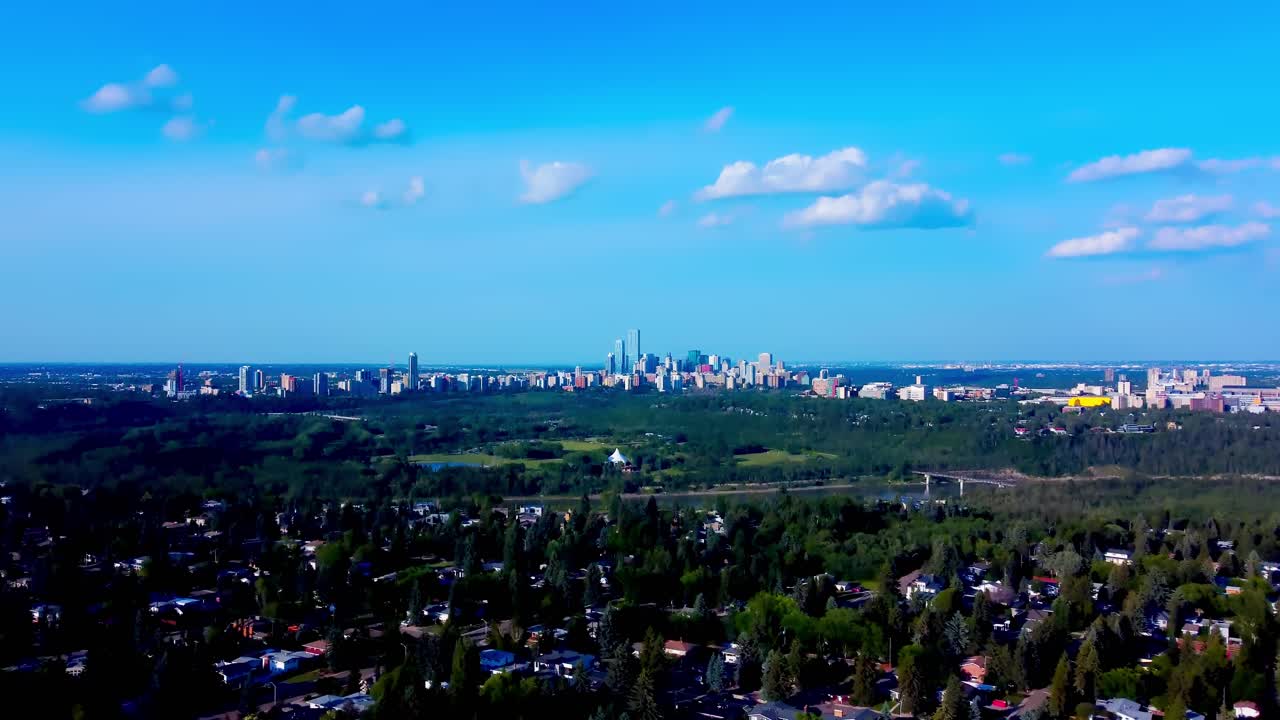 화창한 여름 에드먼턴 남서쪽 비행 주거용 단독 주택에서 북동쪽 시내 중심부까지 강과 hawrelak 공원 너머