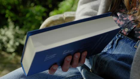 tiro de cerca en cámara lenta de un libro que se lee y luego lo cierra una mujer joven