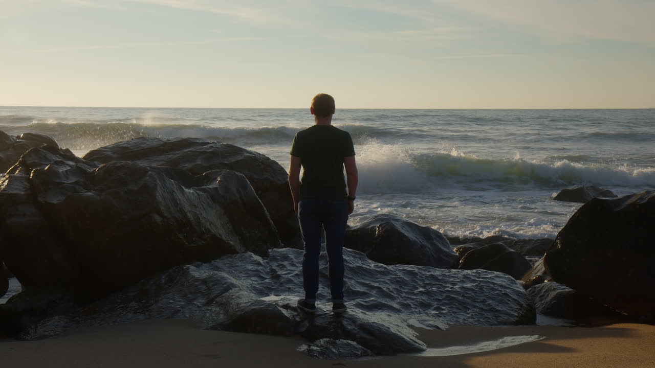 Giovane uomo in piedi sulla costa di Vila Nova de Gaia, Portogallo