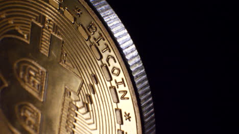 primer plano en bucle de una valiosa criptomoneda digital de oro bitcoin en un cambio de moneda encriptado