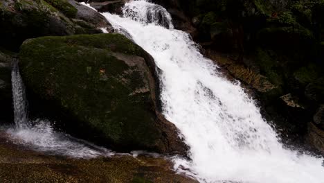 Vívida-Cascada-De-Barrias-Sobre-Rocas-Cubiertas-De-Musgo,-Felgueiras-Portugal