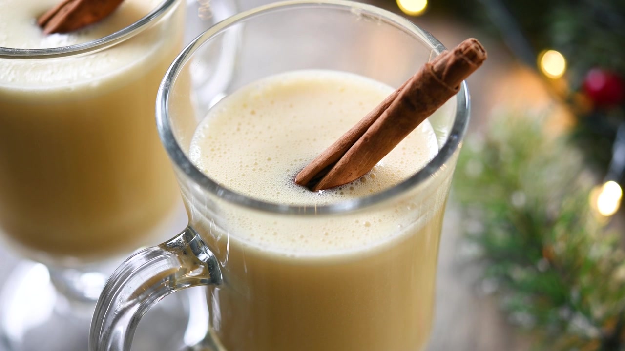 Eggnog con cannella in un bicchiere