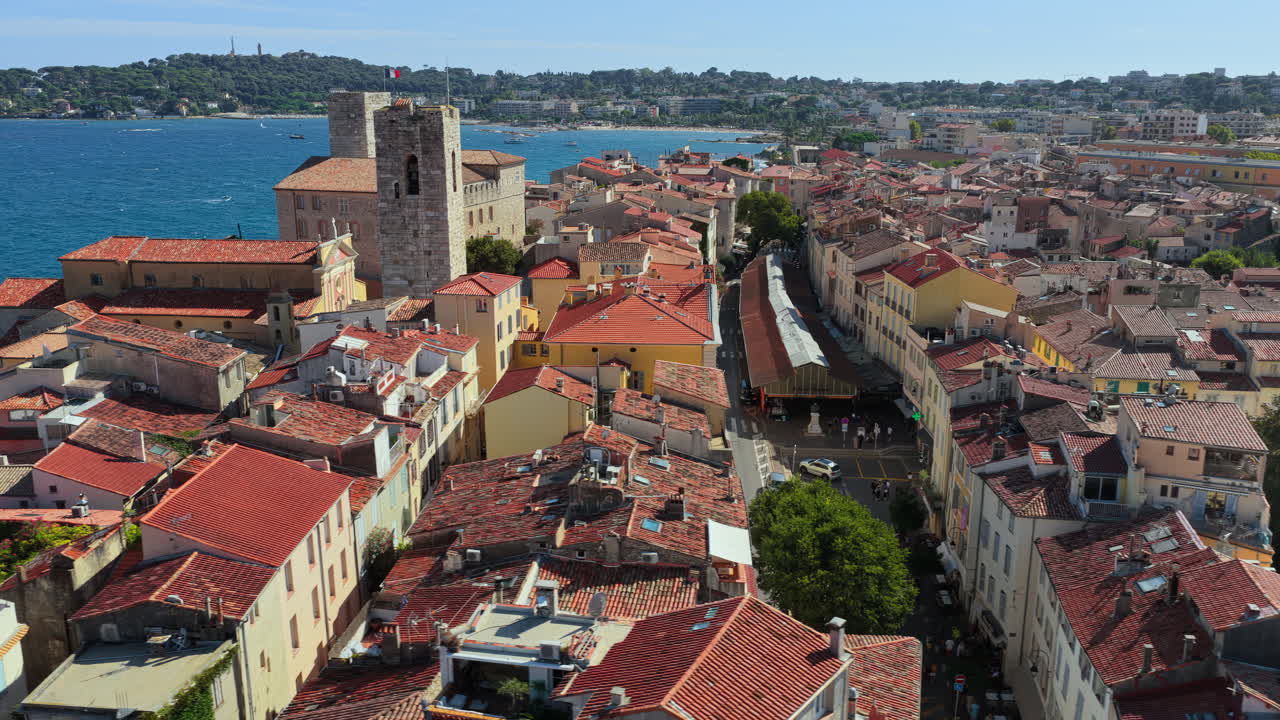 Vista aerea da drone dei tetti della città vecchia di Antibes con il castello Grimaldi e le torri della chiesa di fronte al Mar Mediterraneo