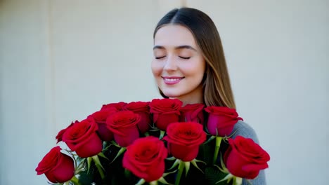 mujer con un ramo de rosas rojas