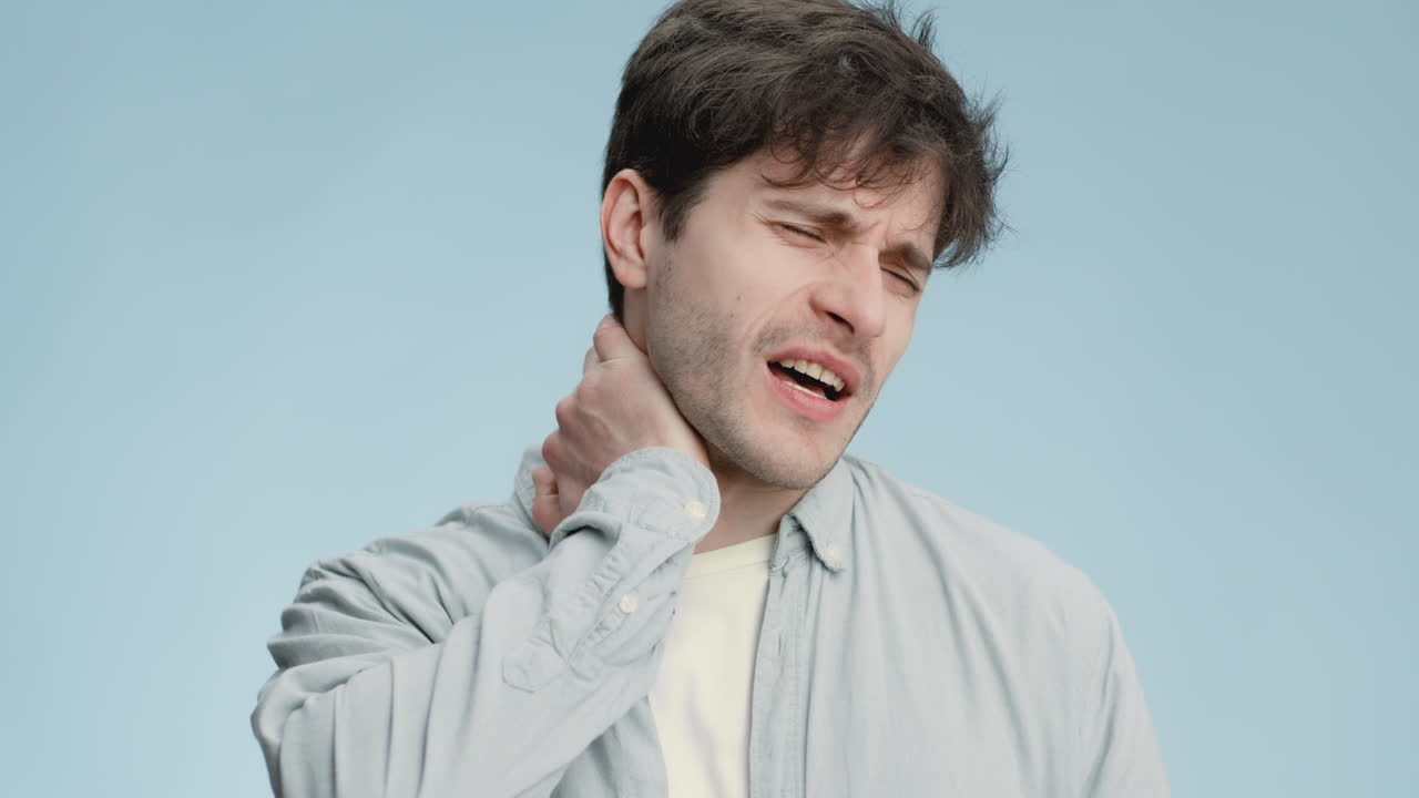 Uomo con dolore al collo