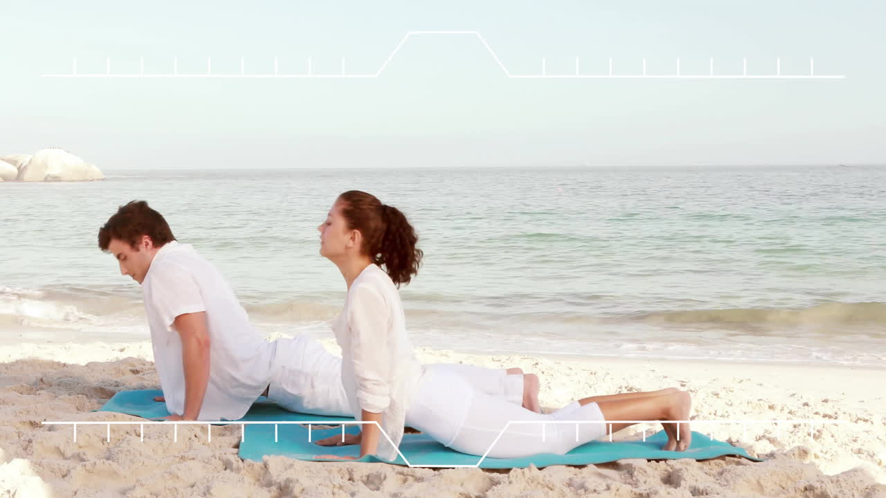 practicando yoga en la playa, pareja estirándose sobre la animación del visor de la cámara