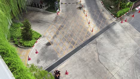 estacionamiento con scooter de motor y personas