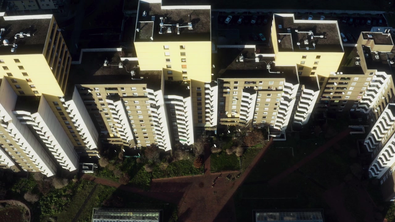 Vecchie torri di appartamenti a Colonia che brillano all'alba mentre il drone effettua una panoramica da destra a sinistra