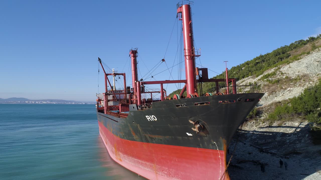 barco de carga abandonado en un acantilado costero