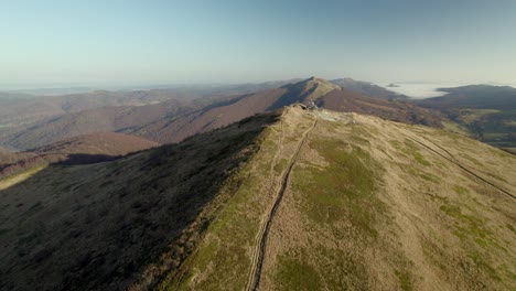 drone volando hacia la montaña tarnica en la frontera con pokand, eslovaquia y ucrania