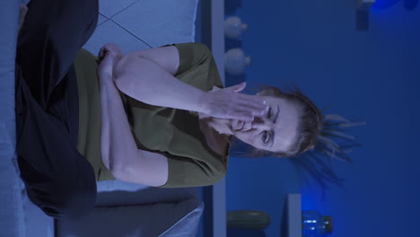 vídeo vertical de la mujer que mira a su alrededor con miedo.