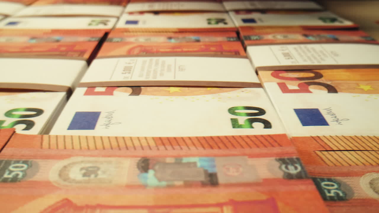 Stapel von Dollar- und Euro-Banknoten, Geldscheine zählen. Spezialisierter Polizist zählt Dollar- und Euro-Banknoten im Kriminallabor mit Maschine. Ausgezahltes Geld, Bitcoin-Umtausch, Haus- oder Wohnungskauf bei der Bank.