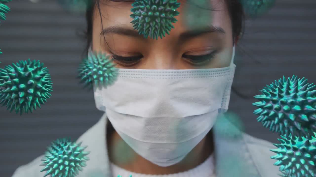 animación de células macro coronavirus covid-19 que se propagan sobre una mujer asiática que lleva una máscara facial