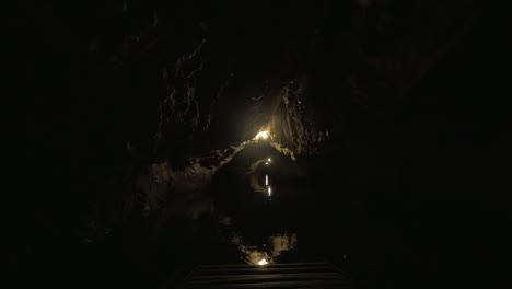 en la oscura cueva kárstica de trang, en vietnam