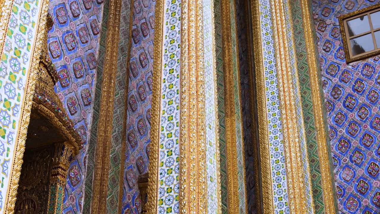 vista detallada de los patrones ornamentados de las paredes del templo