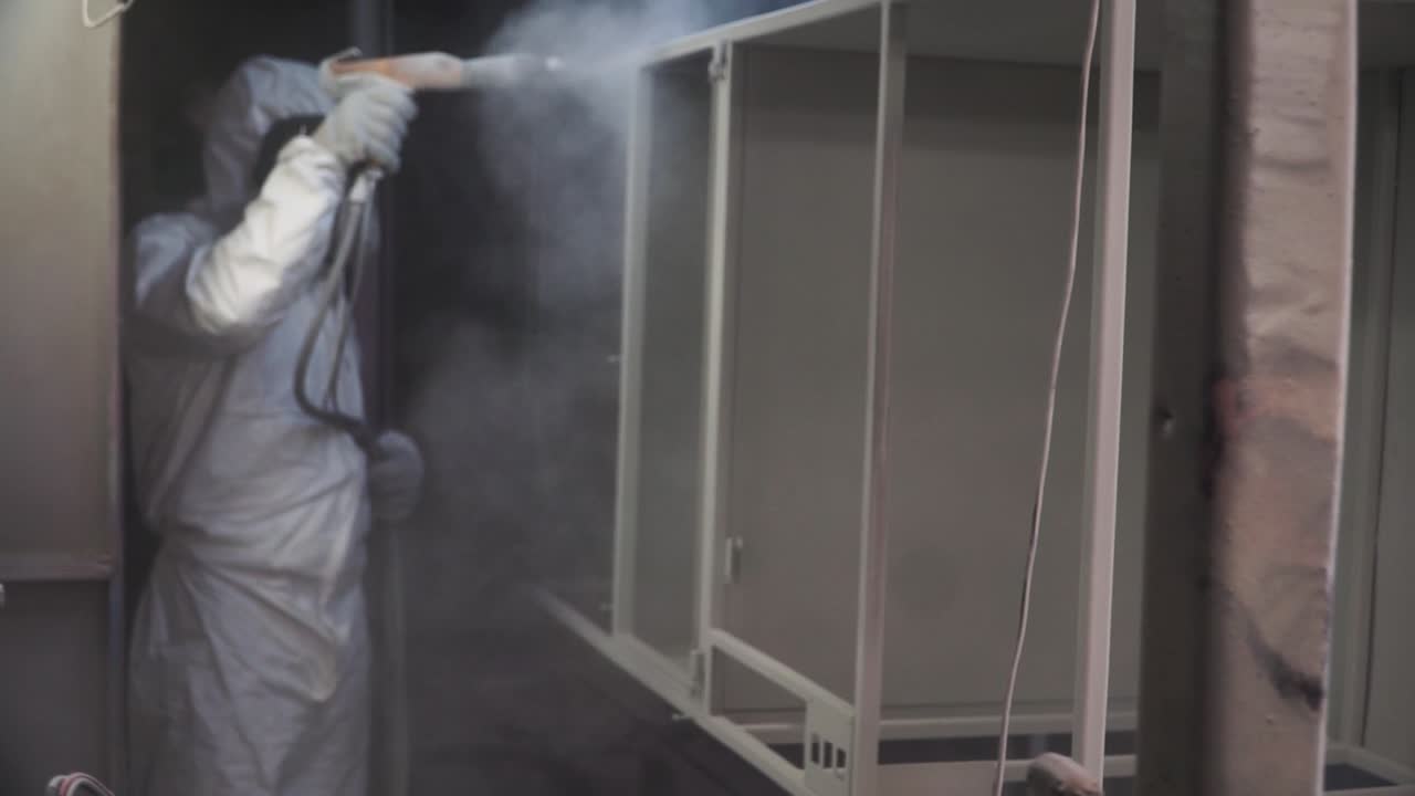 공장에서 금속 캐비을 파우더 코팅하는 것