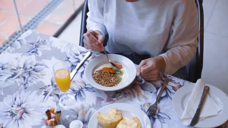 Gesunde-Frühstücksschüssel,-Die-Frau-Zu-Essen-Beginnt