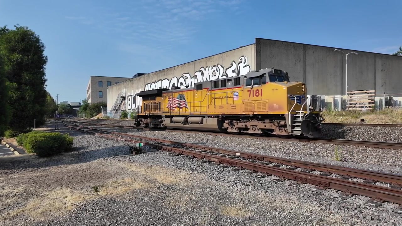 Locomotora Union Pacific pasando un muro con grafitis en Portland.