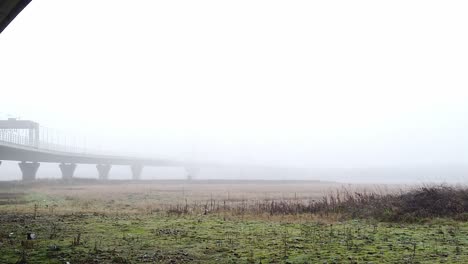 Gespenstisch-Neblige-Betonstützkonstruktion-Unter-Der-Autobahnüberführung,-Die-Langsam-Nach-Links-Schwenkt