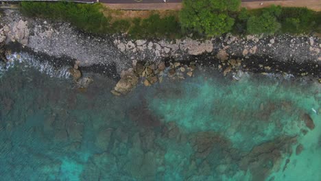 Tiro-De-Drone-De-Una-Playa-Rocosa-En-La-Costa-En-Hawaii