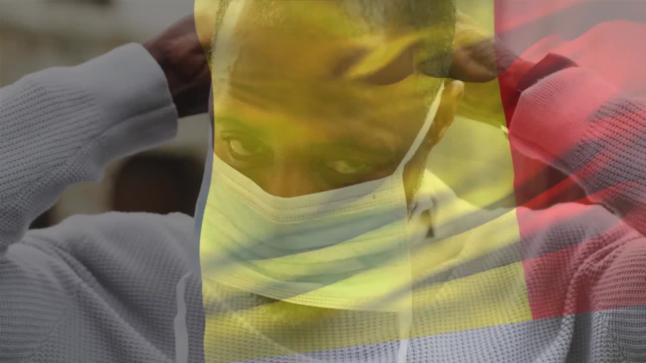 animación de la bandera de italia ondeando sobre un hombre que usa una máscara facial durante la pandemia de covid-19