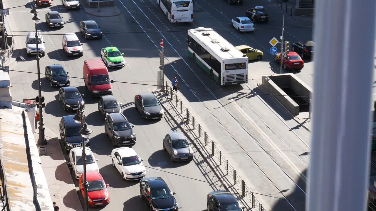 교통 체증 이 많은 바쁜 도시 거리