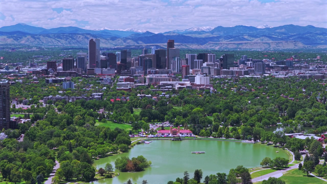 Toàn cảnh từ trên cao của Công viên Thành phố Denver, các tòa nhà chọc trời, đường chân trời, Hồ Ferril, Công viên Thành phố Denver Colorado, được quay bằng drone vào một buổi sáng mùa xuân với bầu trời xanh, khu dân cư, đường đi bộ, phong cảnh thành phố, với chuyển động lia máy từ dưới lên trên.