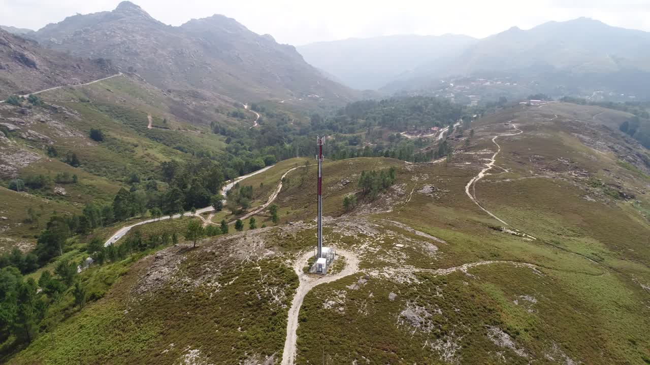 antena de comunicación de la torre de telecomunicaciones en portugal