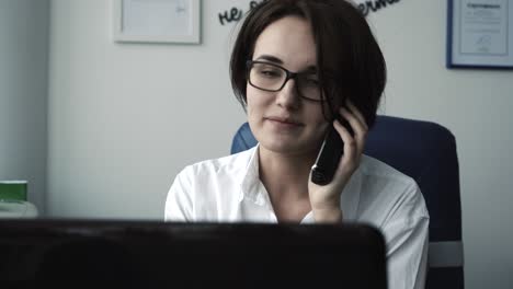 mujer de negocios en el teléfono en la oficina