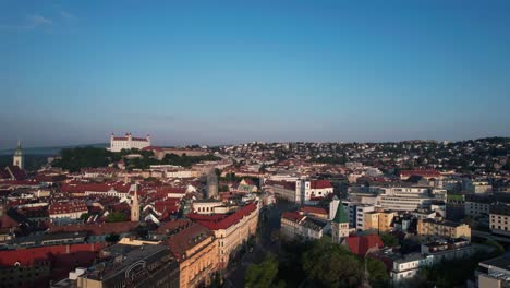 Luftaufnahmen-Der-Stadt-Und-Des-Schlosses-Von-Bratislava-Zeigen-Den-Eindrucksvollen-Kontrast-Zwischen-Altmodischer-Architektur-Und-Moderner-Stadtentwicklung-In-Der-Geschäftigen-Hauptstadt-Der-Slowakei