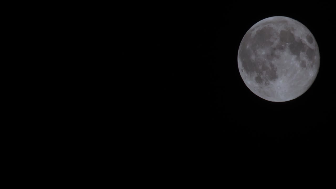 어두운 밤의 보름달