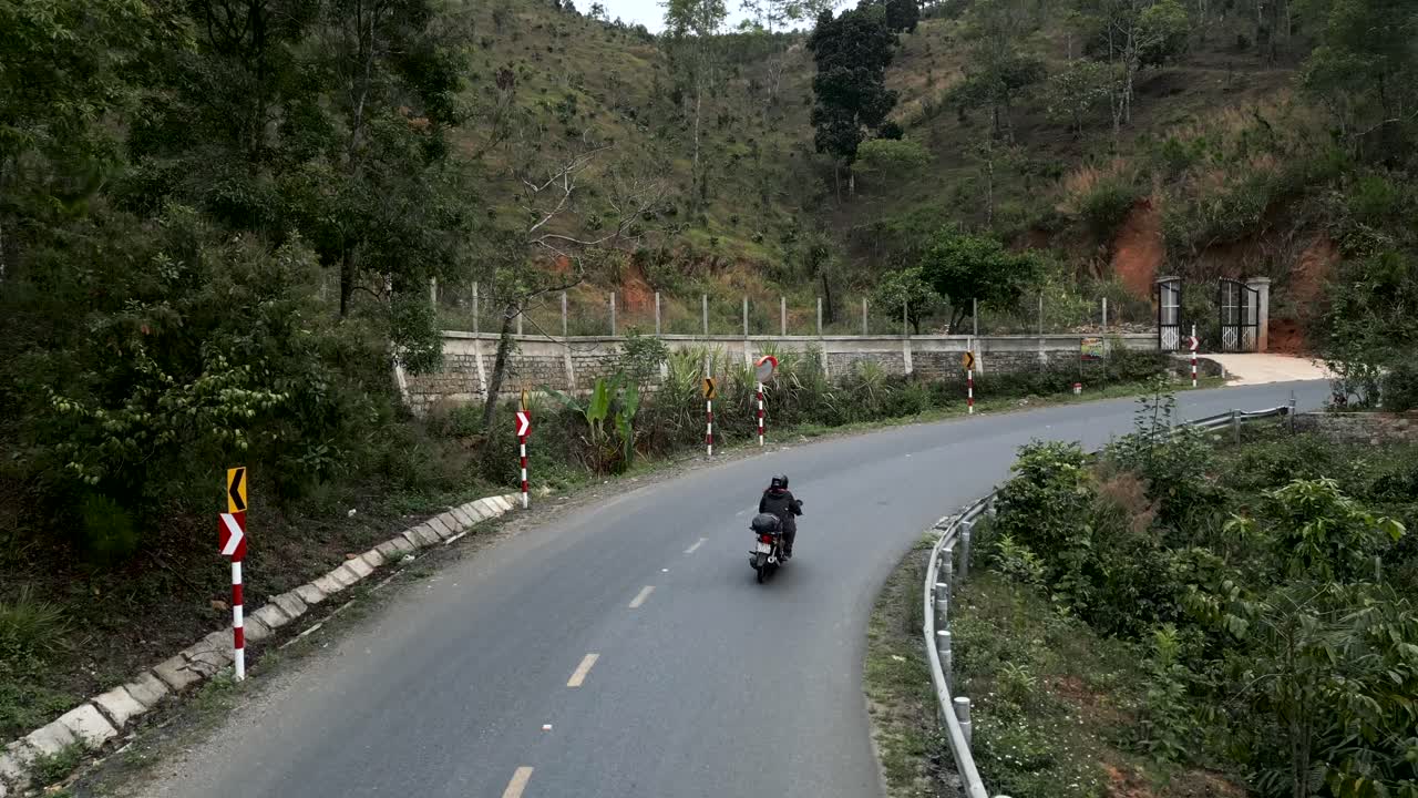 구불구불한 산길을 달리는 오토바이