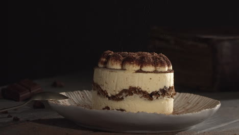 adornar el tiramisu con polvo de cacao