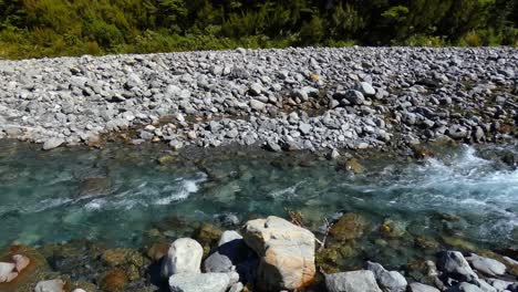 Folgen-Sie-Einem-Wunderschönen,-Klaren-Alpenfluss-Flussabwärts,-Der-Durch-Felsen-Fließt---Bealey-River,-Devil&#39;s-Punchbowl-Waterfall-Walk,-Arthur&#39;s-Pass-National-Park