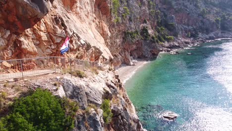 Chica-Caminando-Por-Las-Escaleras-A-La-Playa-De-Pasjaca-En-Dalmacia,-Croacia---Vista-Aérea-De-Drones