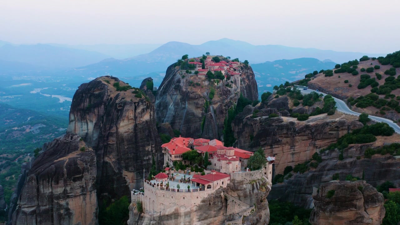 Vista Aérea do Mosteiro de Varlaam e do Mosteiro de Grande Meteoro em Meteora, Grécia. - Plano de revelação ascendente