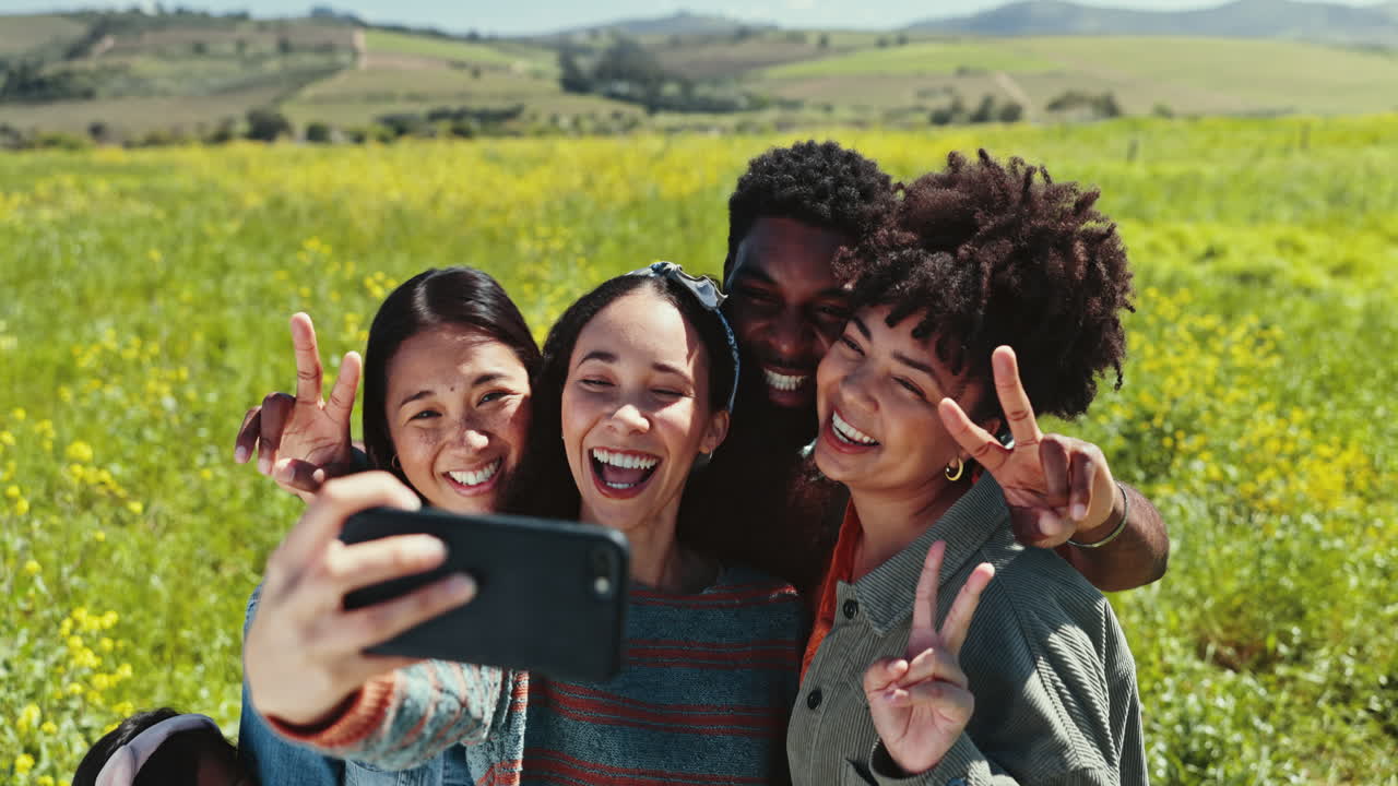 Selfie, amici e segno di pace con un gruppo