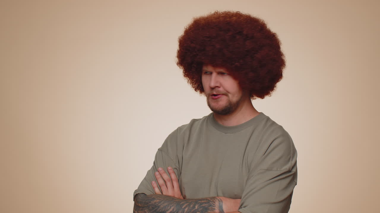 hombre insatisfecho sacudiendo la cabeza no, expresando irritación sintiéndose aburrido resultados decepcionados, malas noticias