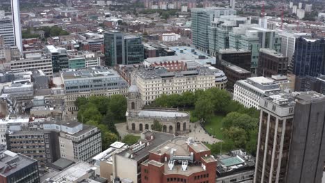 disparo de drones acercándose a la catedral de st philip en birmingham