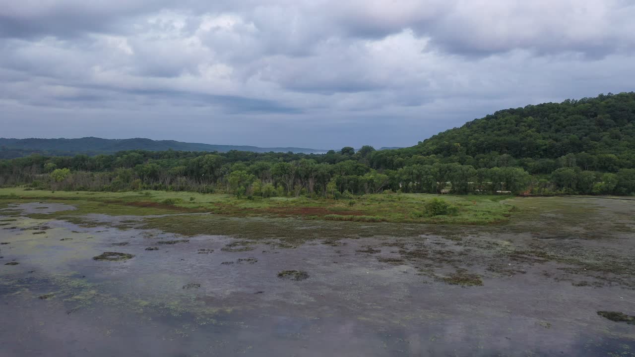 vistas aéreas panorámicas de un valle rural y un humedal